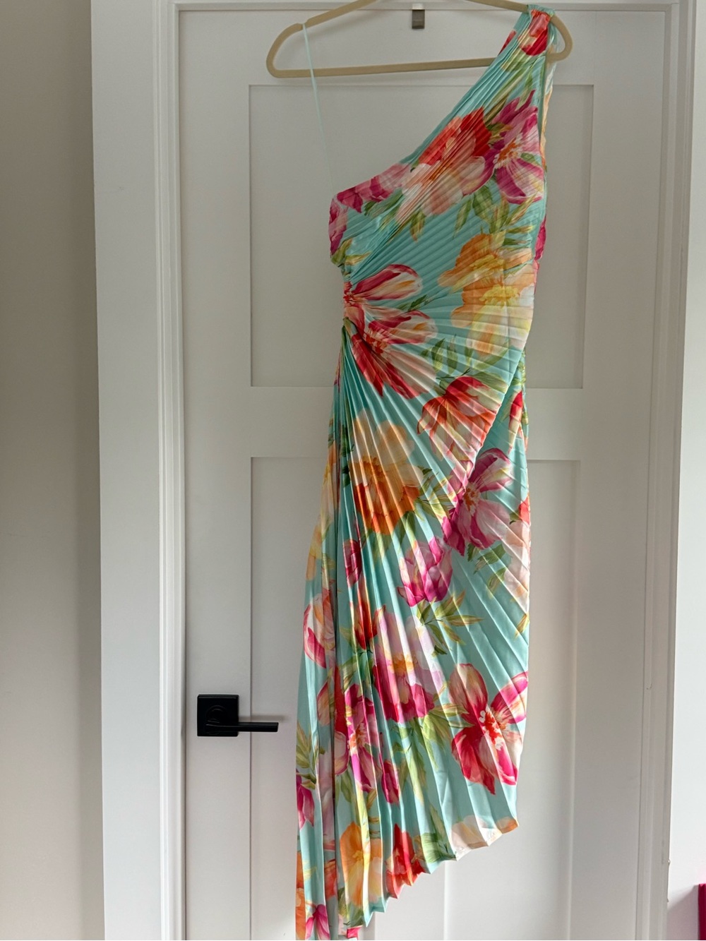 Vici one shoulder floral dress. Sz M
